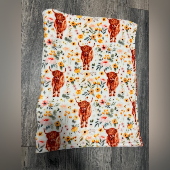 Other - 🌱🦢4 FOR $15!🦢🌱 Floral Highland Cow Blanket